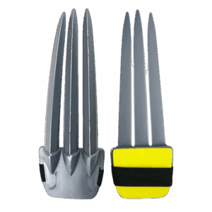 Par de garras de juguete tipo Lobezno en color plateado con base gris y amarillo, para disfraz infantil.