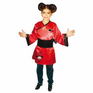 Disfraz Puky para niña con kimono rojo, cinturón negro y pantalón negro, con diseño de personaje en la parte inferior.