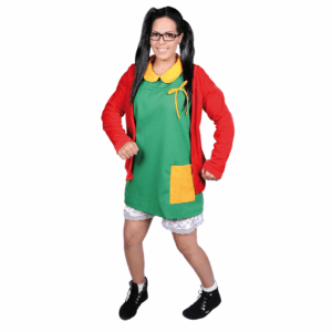 Disfraz de Chilindrina para adulta con vestido verde, suéter rojo y pantaloneta.