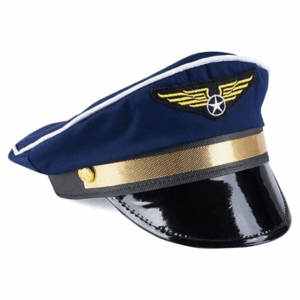 Gorro de piloto azul marino con visera negra brillante, ribete blanco, franja dorada e insignia de alas doradas.