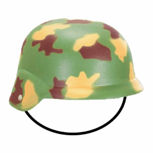 Casco militar de plástico con patrón de camuflaje verde, marrón y amarillo, con sujetador interno.