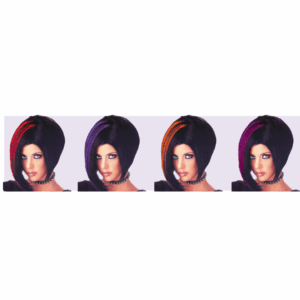 Cuatro modelos con la peluca emo estilo bob en color negro. Cada una muestra una mecha de color diferente: rojo, morado, naranja y magenta.